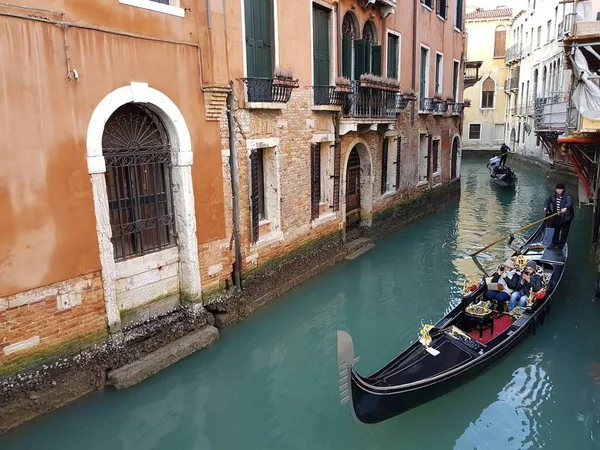 Venedik, İtalya - 2018. Binaların yansımaları ve eski kanalın suyunda bir gondol.