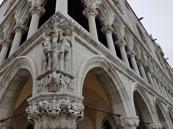 Venedik, İtalya - 2018. Derebeylik Sarayı 'nın sütununda ünlü tarihsel kabartmalar