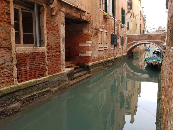 VENICE, ITÁLIA - 2018. Edifícios históricos são refletidos na água do canal. — Fotografia de Stock