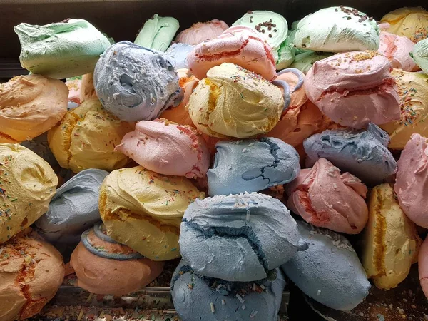 Dükkan vitrininde geleneksel tatlılar.