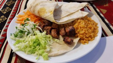 Tabakta hafif bir yemek var.