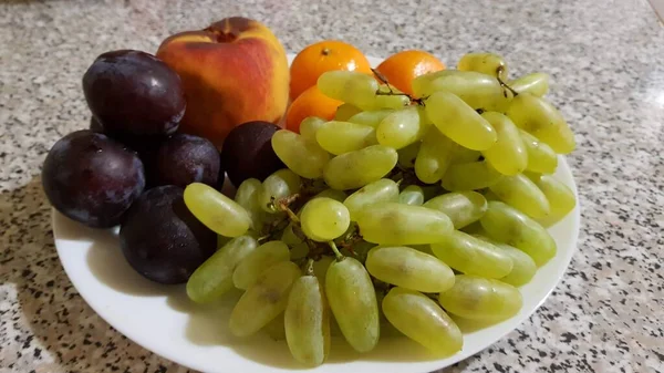 bir plaka üzerinde farklı meyve