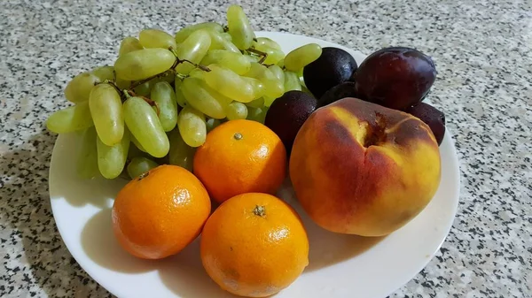 Διάφορα Φρούτα Ένα Πιάτο — Φωτογραφία Αρχείου