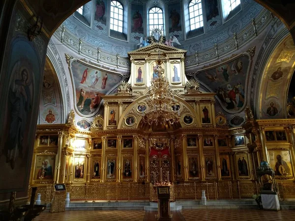 Ortodoks Kilisesi içi altın gibi. 