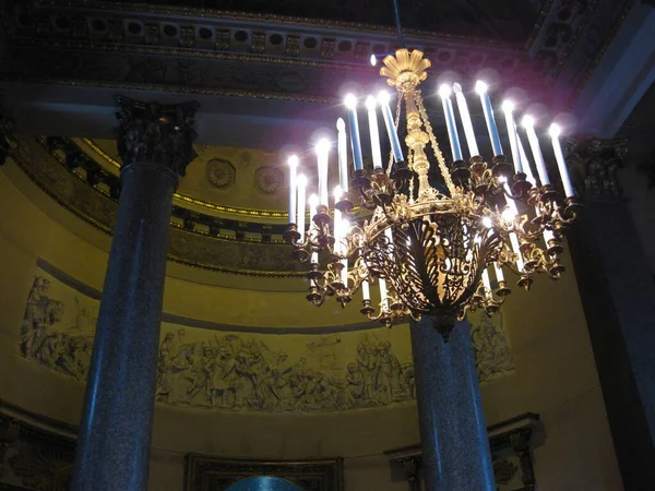Ortodoks Kilisesi içi altın gibi. 
