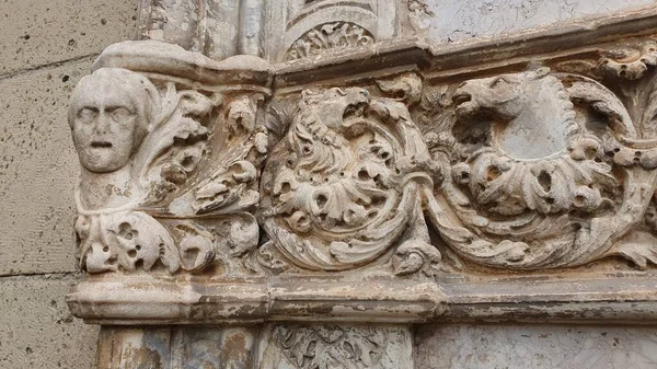 Marmorschnitzereien Der Wand Der Alten Katholischen Kathedrale — Stockfoto