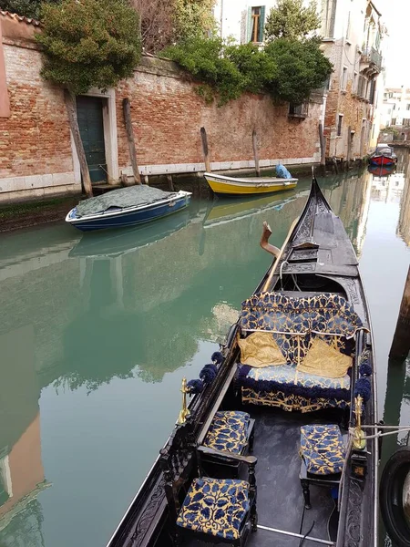 Venedik, İtalya - 2018. Kanal suyuna tarihi binalar yansıtılır..