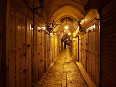 Eski Kudüs pazarında dar bir geçit.