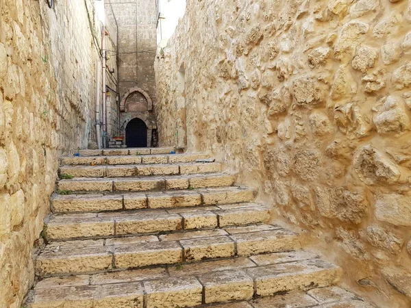 Eski kasabanın dar sokağındaki taş merdiven.