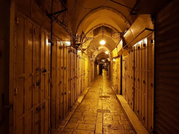 Eski Kudüs pazarında dar bir geçit.