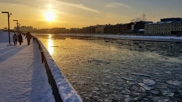 Güneşli bir kış parkında nehir kıyısında .