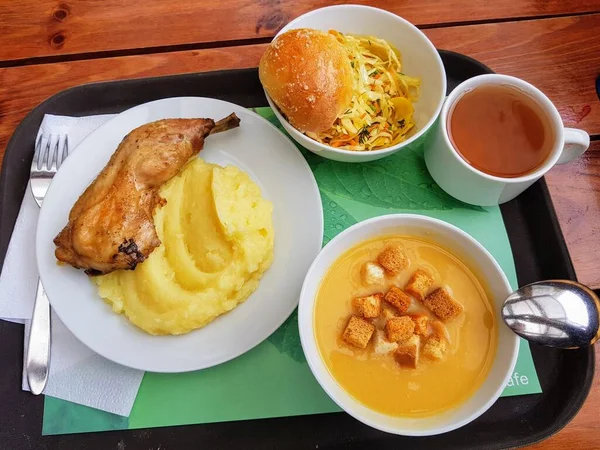 Farklı yemekli bir tepsi.