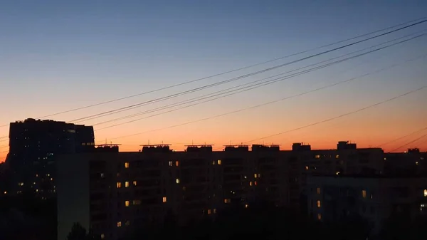 夕阳西下 房屋和电线环绕着的住宅区 — 图库照片