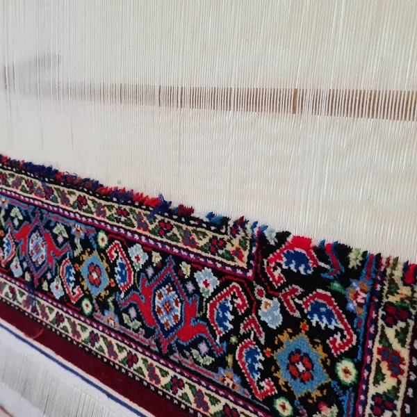 Dokuma tezgahında doğu halısı