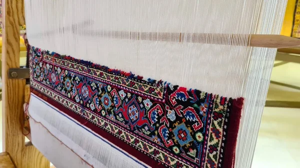 Dokuma tezgahında doğu halısı