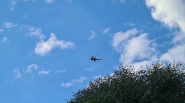 Helikopter Repül Kék Égen — Stock Fotó