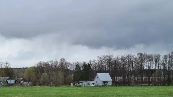 Küçük bir köyün üzerinde ağır bir gökyüzü