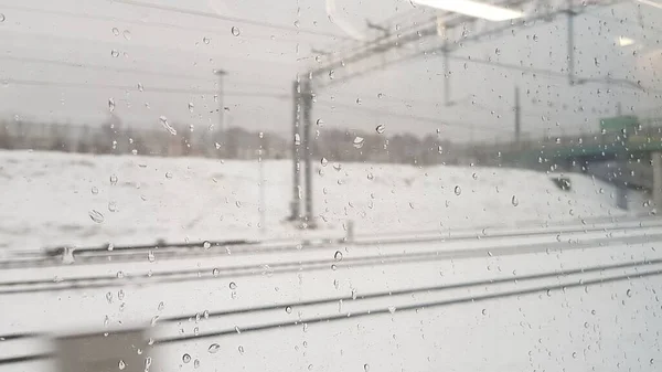 Trende yağmura batırılmış cam.