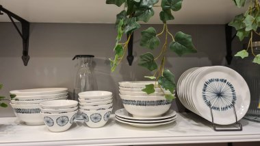 Bardaklar ve tabaklar ile Ikea mutfak köşesi rafı