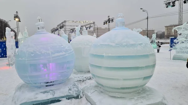 モスクワのゴーキー公園での氷と雪の人形の祭り — ストック写真