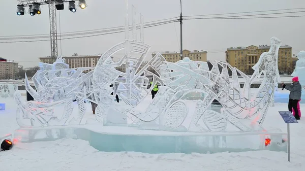 モスクワのゴーキー公園での氷と雪の人形の祭り — ストック写真