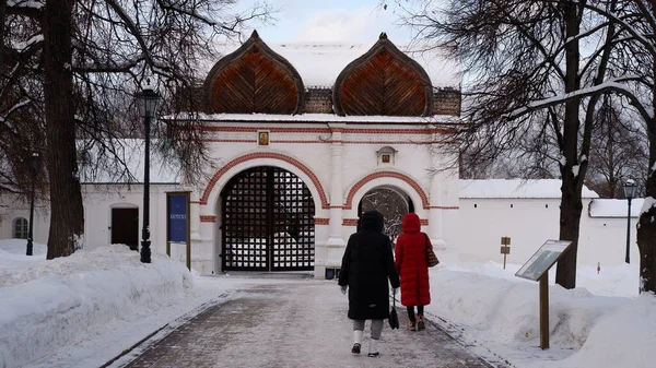 İnsanlar kışın eski binaya yürür.. 
