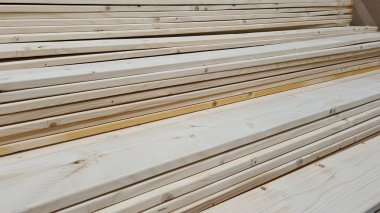 Yığılmış tahta levhalar veya tahtalar. 