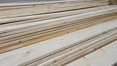 Yığılmış tahta levhalar veya tahtalar. 