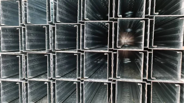Üst üste dizilmiş alüminyum levhalar biçiminde soyut arkaplan.