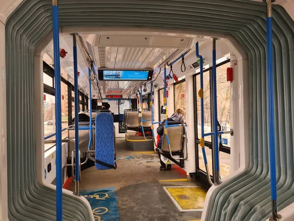 MOSCOW, Rusya - 21 Şubat 2022. Tramvayın içi. Moskova 'da toplu taşıma.