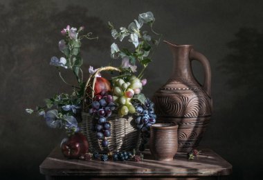 Çiçekler, üzümler ve şarapla dolu bir akşam.