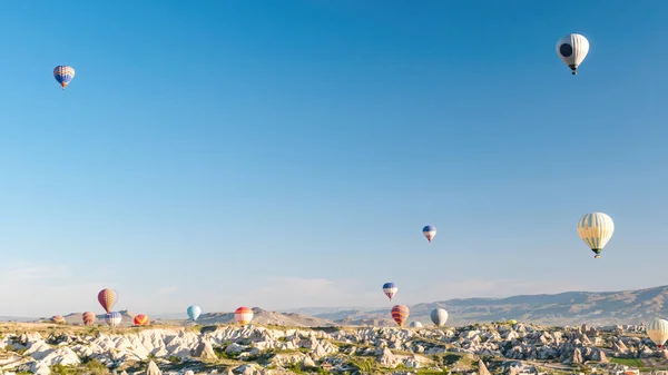 Coloridos Globos Aire Caliente Volando Sobre Paisaje Rocoso Capadocia Turquía — Foto de Stock