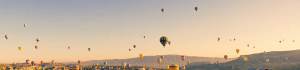 Coloridos Globos Aire Caliente Volando Sobre Paisaje Rocoso Capadocia Turquía —  Fotos de Stock