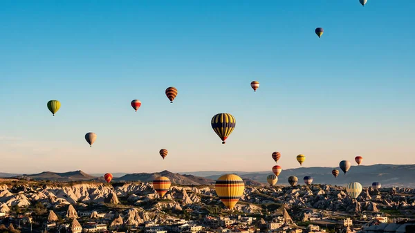 Πολύχρωμα Αερόστατα Που Πετούν Πάνω Από Rock Τοπίου Στο Της — Φωτογραφία Αρχείου