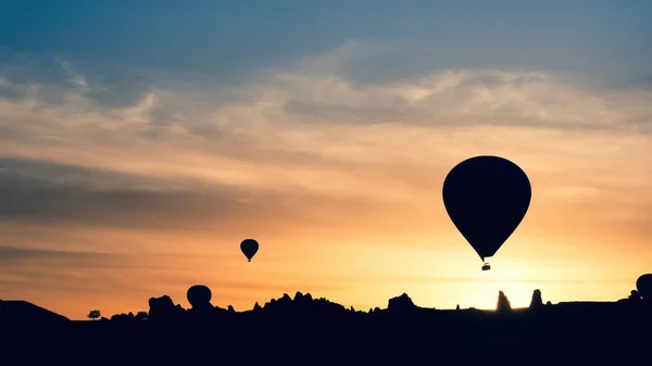 Θερμού Αέρα Μπαλόνι Σιλουέτες Στα Όρη Στην Ανατολή Του Ηλίου — Φωτογραφία Αρχείου