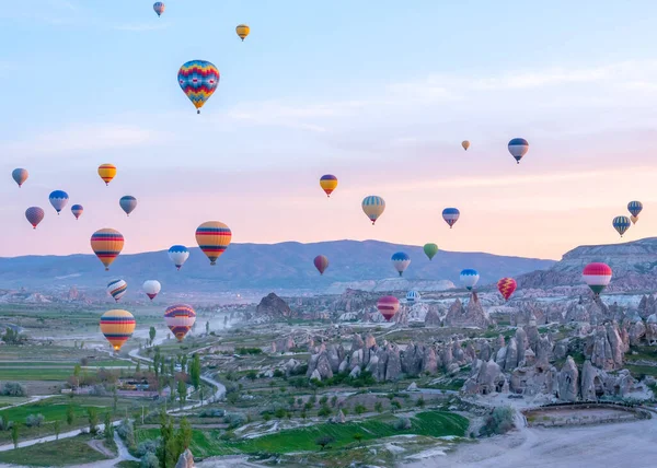 Kleurrijke Hete Lucht Ballonnen Vliegen Rots Landschap Aan Cappadocië Turkije — Stockfoto