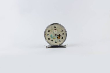 Beyaz arkaplandaki eski saat