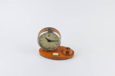 Beyaz arkaplandaki eski saat