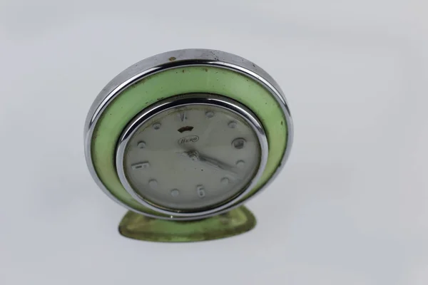 白い背景の古いヴィンテージ時計 — ストック写真
