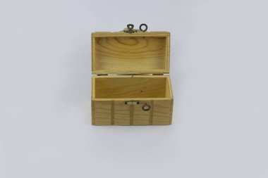 Beyaz arka planda bir kutu olan tahta çekmeceler.