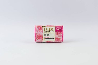 yüz dolarlık banknotlar beyaz zemin üzerine