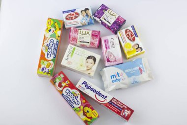 Beyaz arka planda oyuncağı olan bir sürü renkli kart.