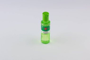 beyaz arkaplanda yeşil sıvı yağ