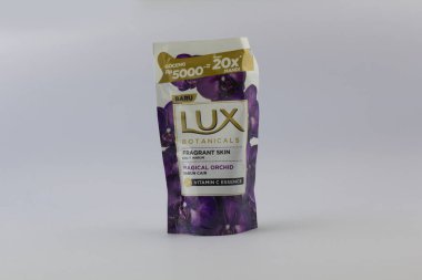 Manila, ph-oct 27, 2020: Beyaz arka planı olan bir sürü plastik şişe.