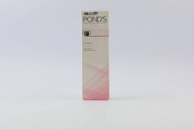 Açık arkaplanlı beyaz ve gümüş renkli plastik bir kağıdın 3 boyutlu canlandırması