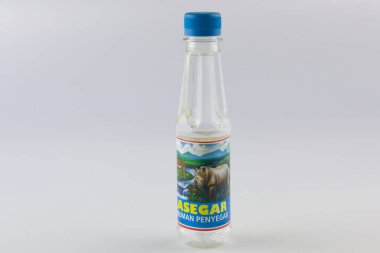 Mavi arka planı olan bir şişe su.