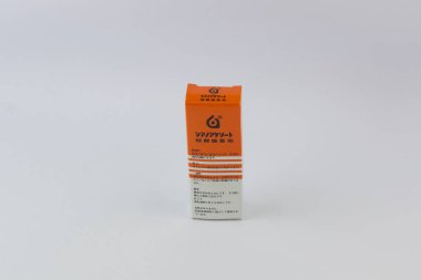 Manila, ph-oct 27, 2020: Beyaz arka planda bir sürü plastik kap