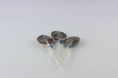 Plastikle doldurulmuş çikolatalı şekerin yakın plan çekimi.