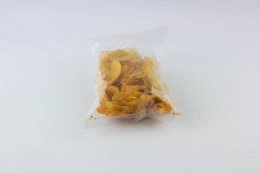 Casava 'dan yapılmış Endonezya aperatifi kapatılıyor. Plastikten yapılmış Casava cipsi.