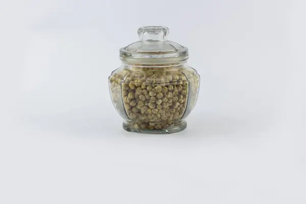 白地に種を乾燥させたガラス瓶 — ストック写真